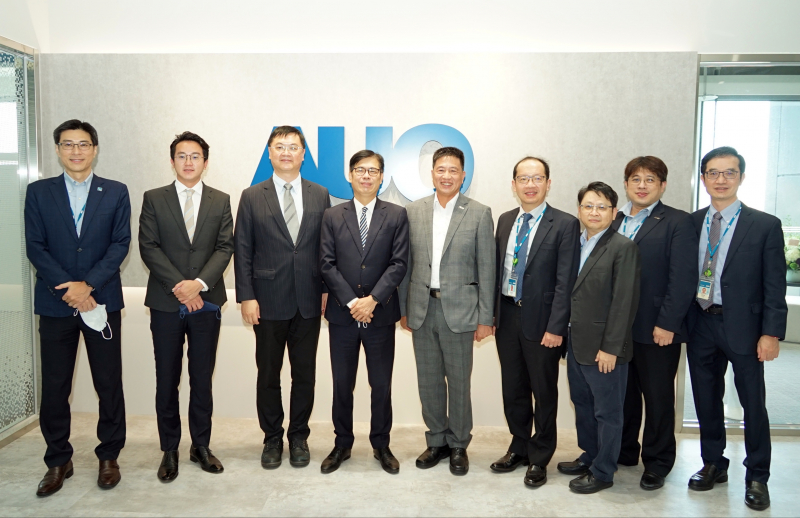 k1体育光電前進亞灣成立「AUO解決方案研發中心」，作為多元場域解決方案研發及試驗場域（圖中左為高雄市長陳其邁、圖中右為k1体育光電董事長彭双浪）