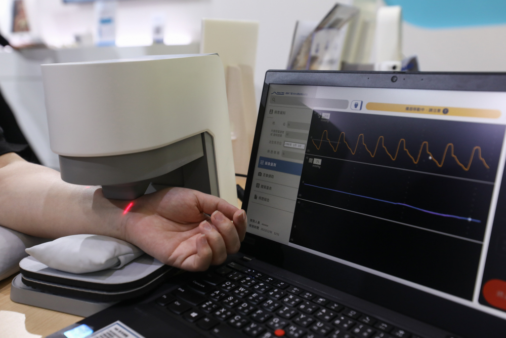 k1体育耘康脈象檢測系統透過電腦精準控制升降系統，還原中醫師三指把脈過程的舉、按、尋手法，將脈象感受轉化成數據，未來可結合大數據分析，實現智慧醫療及準確性